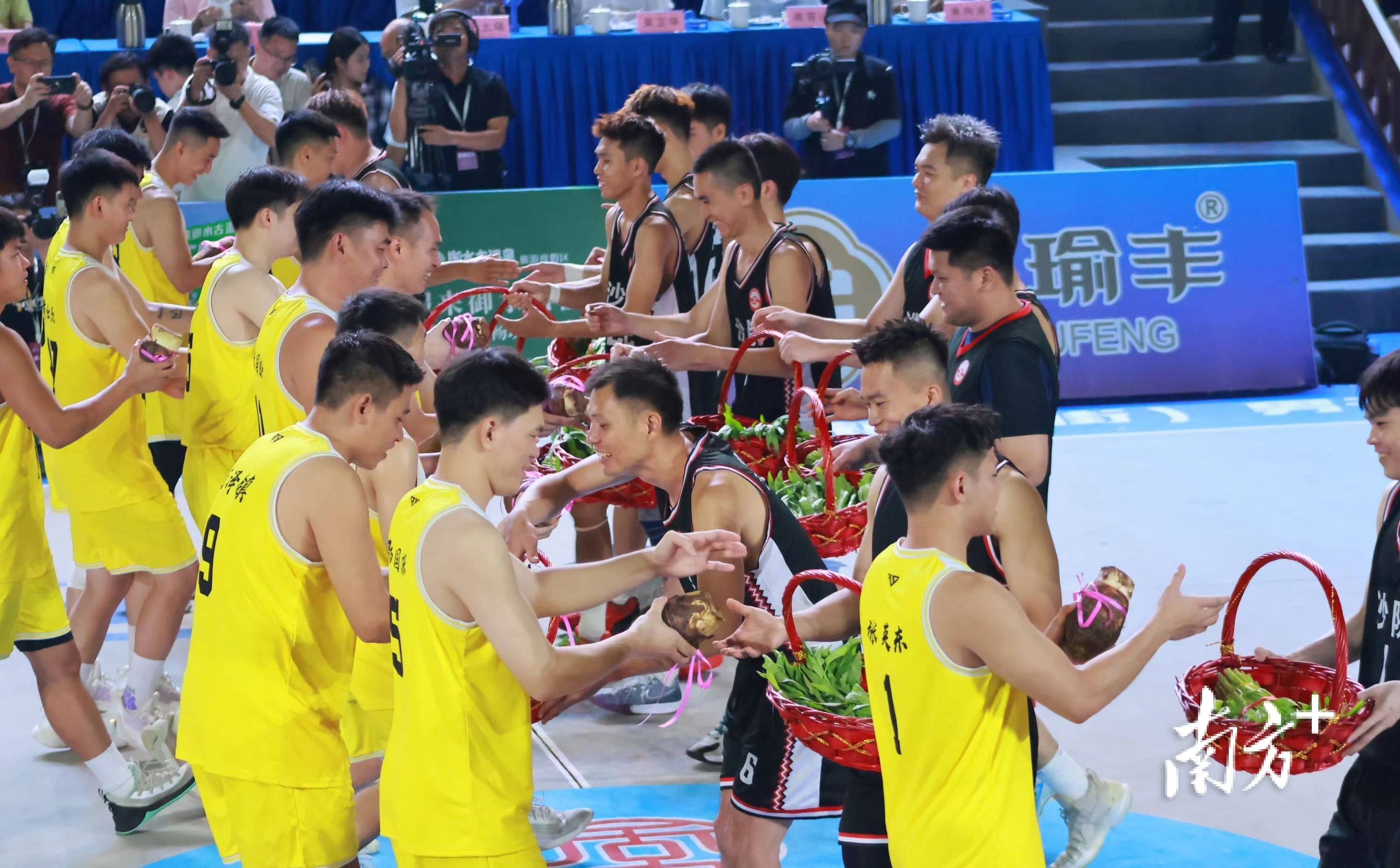 顶级篮球职业赛事吸引众多球迷驻足观看的简单介绍